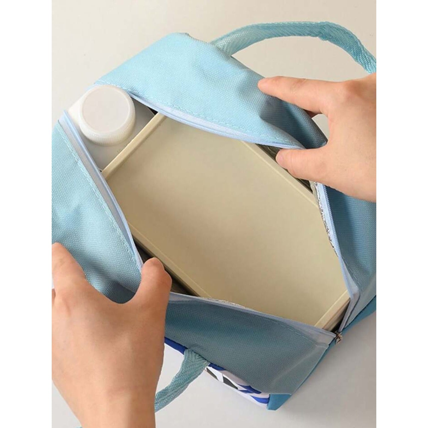 Geanta Termoizolanta pentru Copii, 23x13x19 cm, Model Imprimeu Catel, din Folie de Aluminiu si Panza Oxford, Albastru/Alb