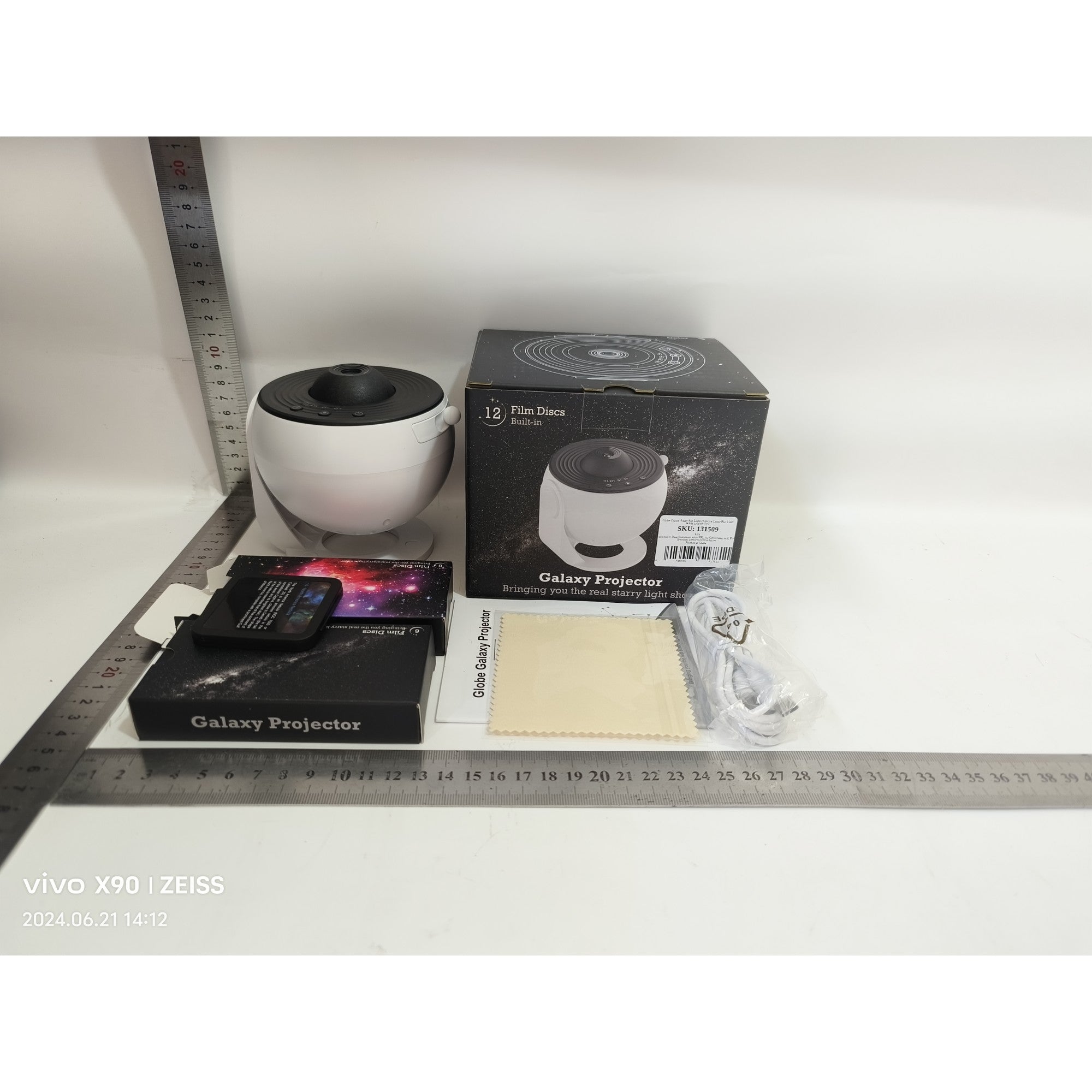 Lampa Tip Proiector Galaxie, pentru Dormitor, Tematica Cer Instelat, Model Glob, HD, Rotire 360 de Grade, 20 de Imagini, Incarcare USB, 10 W, 15x15 cm, Alb Negru
