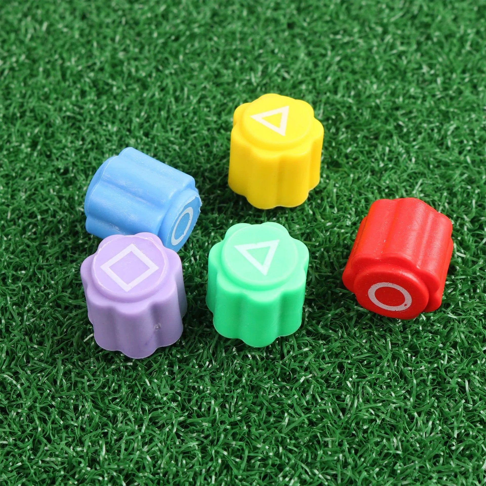 Gonggi Joc Traditional Coreean, Tip Squid Game si Jocul Calamarului, pentru Dexteritate, Interactiv, Set 5 Piese Multicolore, Tabla Triunghiulara Maro, 7.8x7.8x0.7 cm