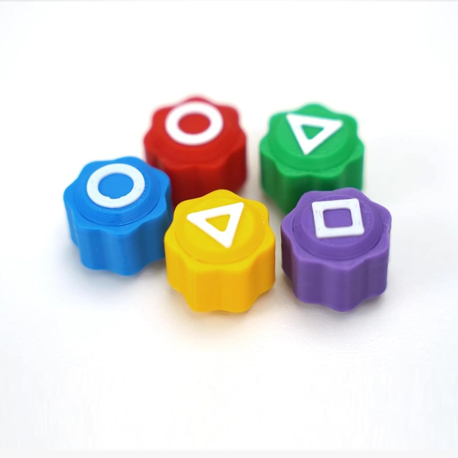 Gonggi Joc Traditional Coreean, Tip Squid Game si Jocul Calamarului, pentru Dexteritate, Interactiv, Set 5 Piese Multicolore, Tabla Triunghiulara Maro, 7.8x7.8x0.7 cm