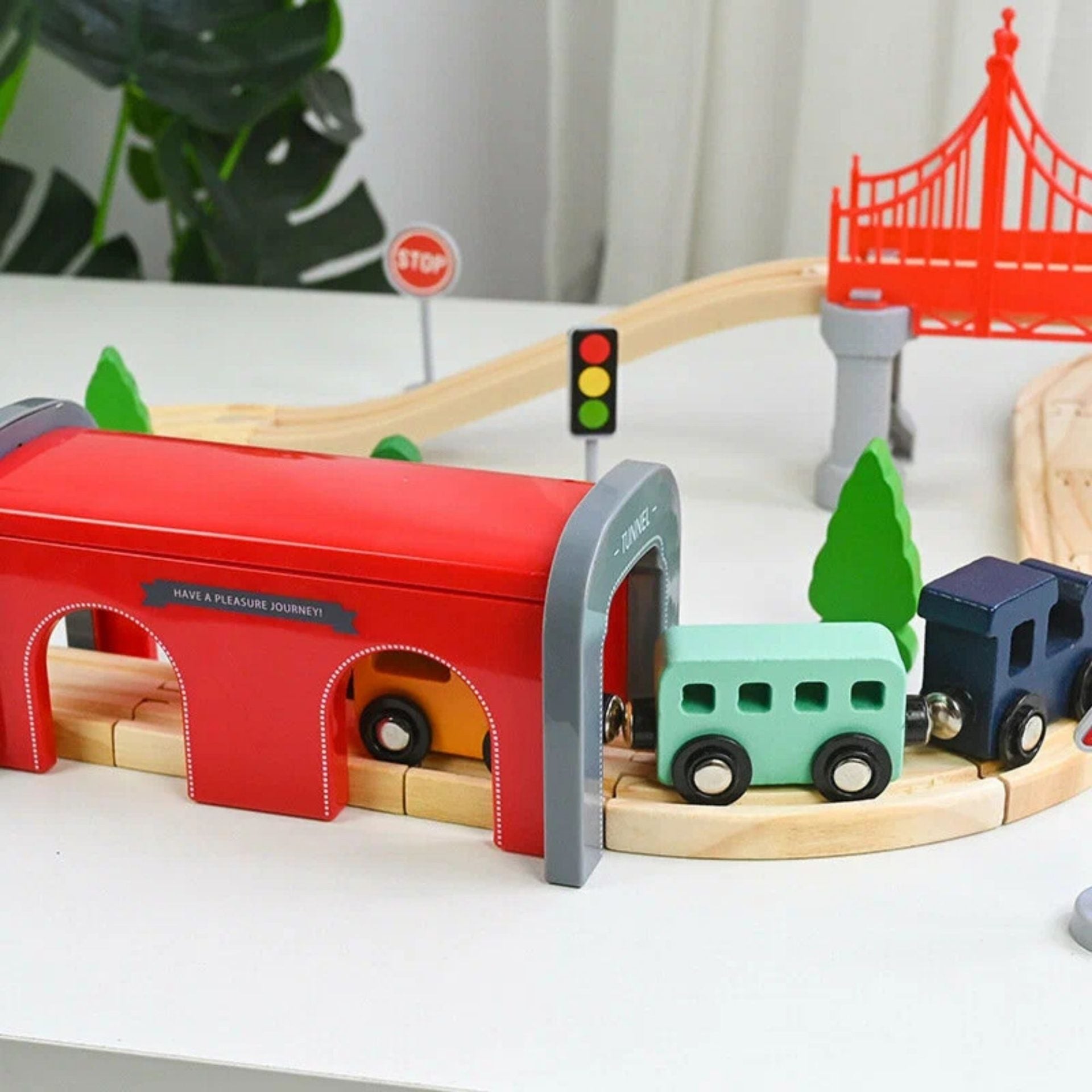 Set Trenulet Electric din Lemn, 52 Piese, Jucarie Educativa Montessori, Tunel High-Speed Journey, Tren de Viteza si Tren Marfa, 3 ani+, Multicolora
