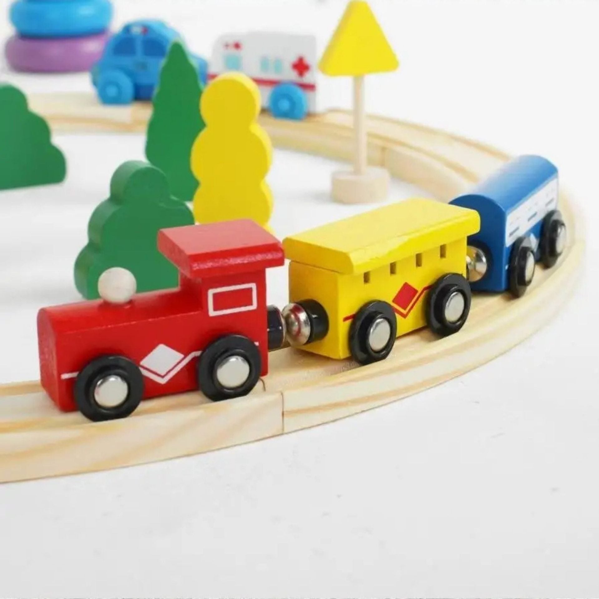 Set Circuit Trenulet din Lemn, Locomotiva Electrica cu Sine de Lemn, 26 Piese, Jucarie Educativa Montessori, Masini de Interventie si Accesorii Oras, 3 ani+, Multicolor