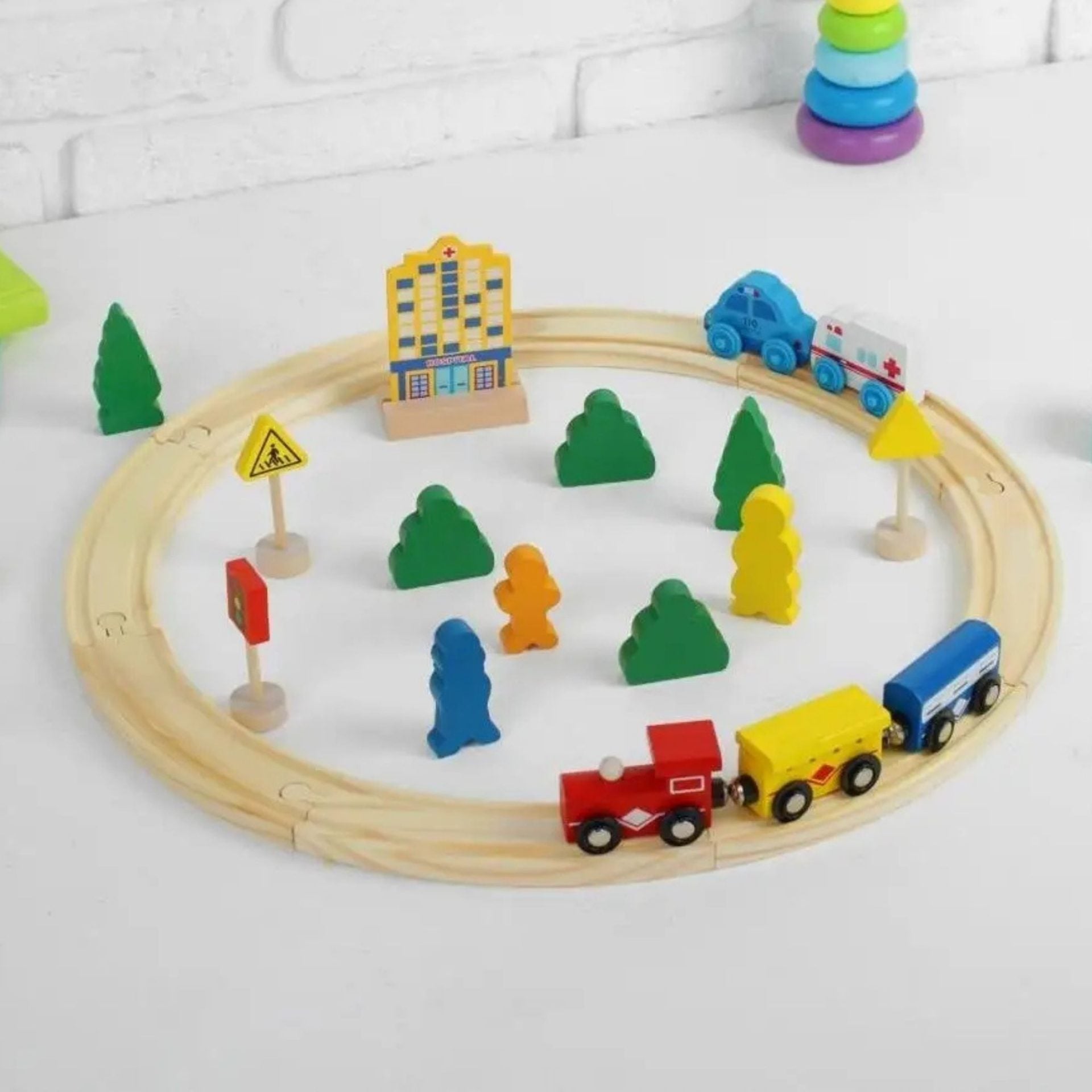 Set Circuit Trenulet din Lemn, Locomotiva Electrica cu Sine de Lemn, 26 Piese, Jucarie Educativa Montessori, Masini de Interventie si Accesorii Oras, 3 ani+, Multicolor
