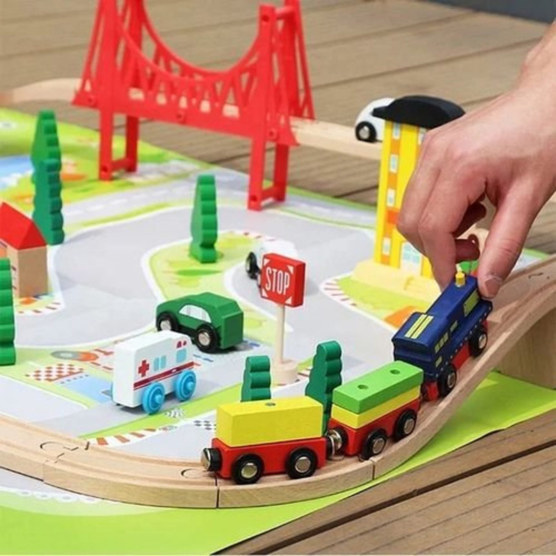 Set Circuit Trenulet din Lemn, 75 Piese, Locomotiva Electrica,Covoras de Joaca Inclus, Jucarie Educativa Montessori, Figurine Animale si Personaje, 3 ani+, Multicolor