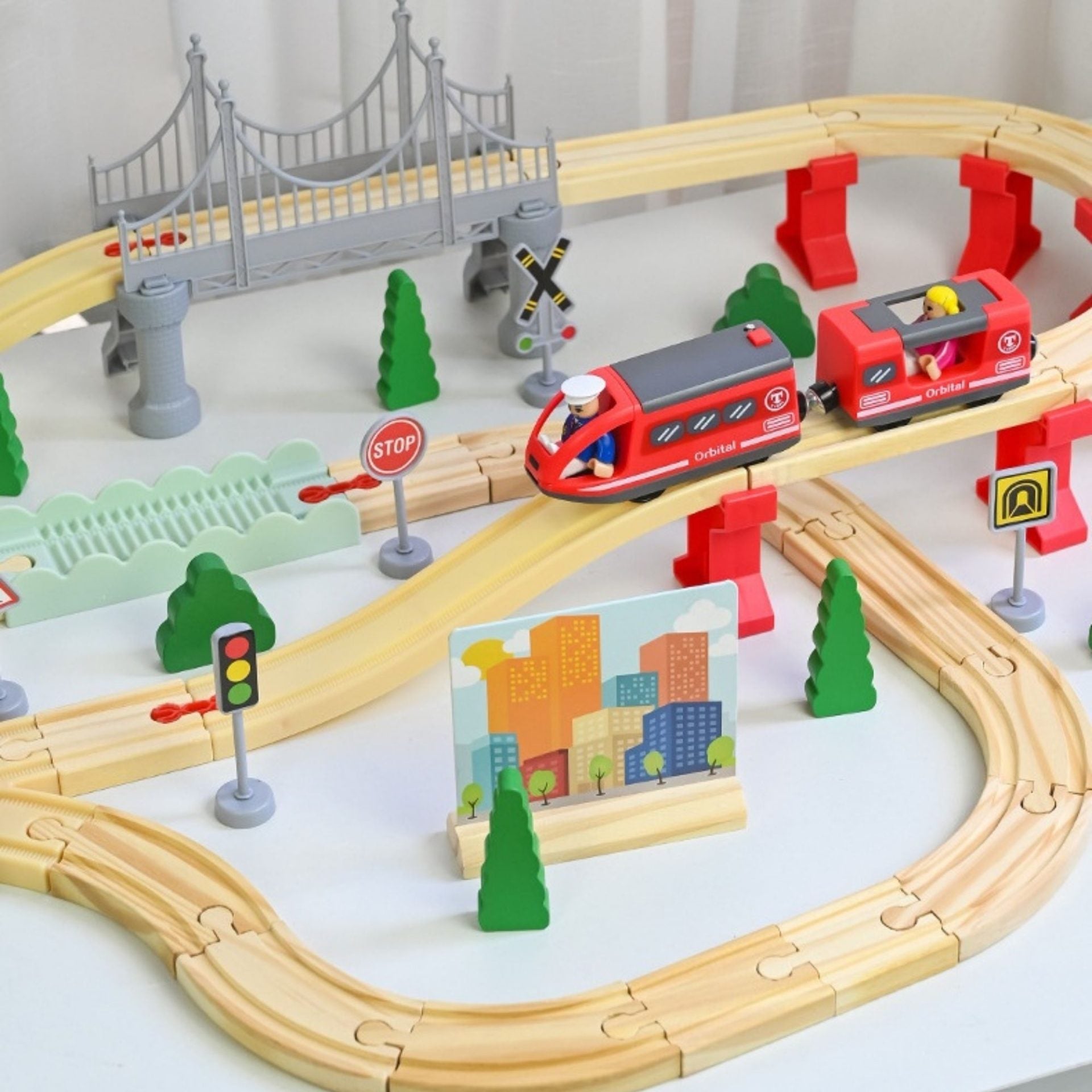Set Circuit Trenulet din Lemn, Locomotiva Electrica cu Sine de Lemn, 72 Piese, Jucarie Educativa Montessori, Circuit Feroviar cu Pod, Accesorii Oras si Santier, 3 ani+, Multicolor