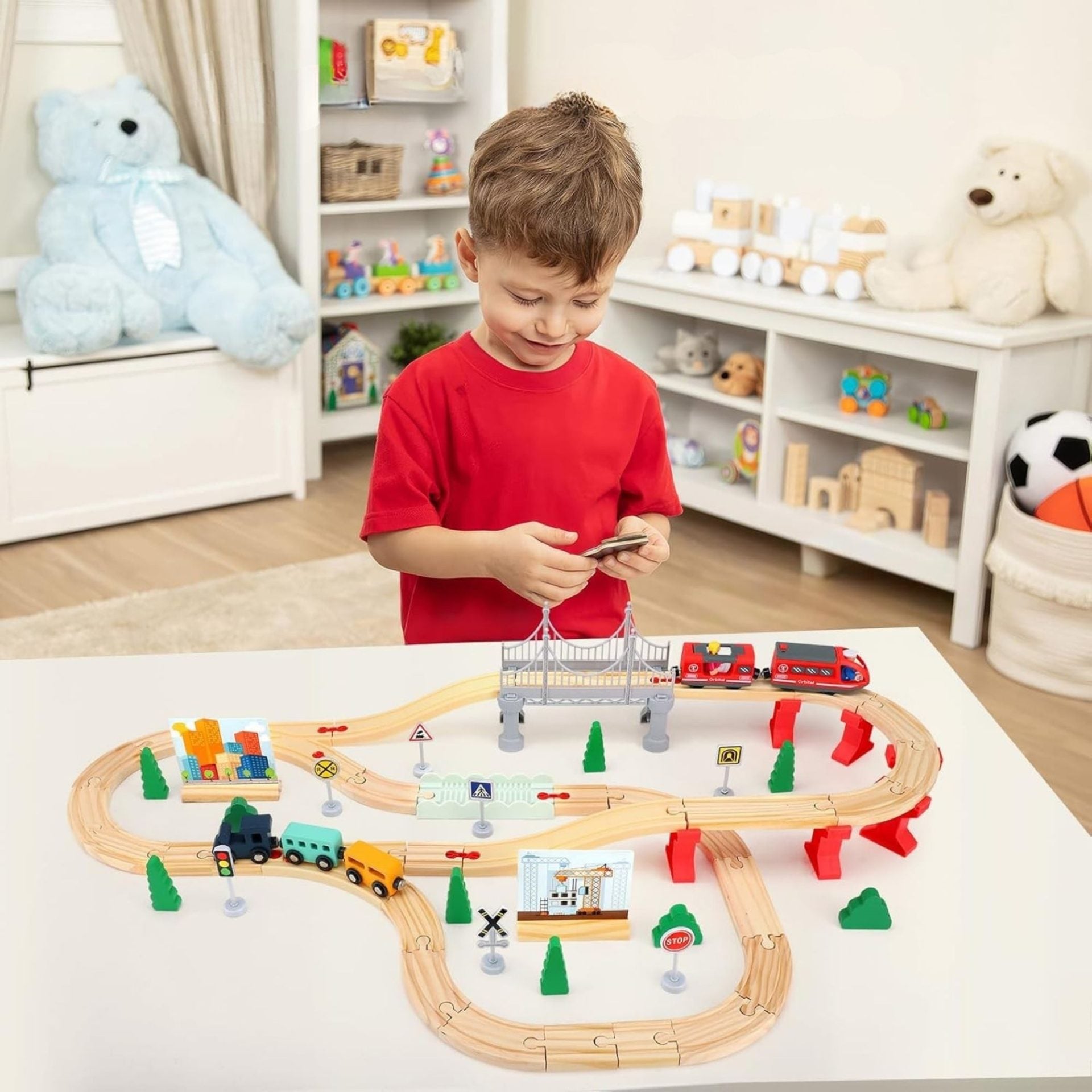 Set Circuit Trenulet din Lemn, Locomotiva Electrica cu Sine de Lemn, 72 Piese, Jucarie Educativa Montessori, Circuit Feroviar cu Pod, Accesorii Oras si Santier, 3 ani+, Multicolor