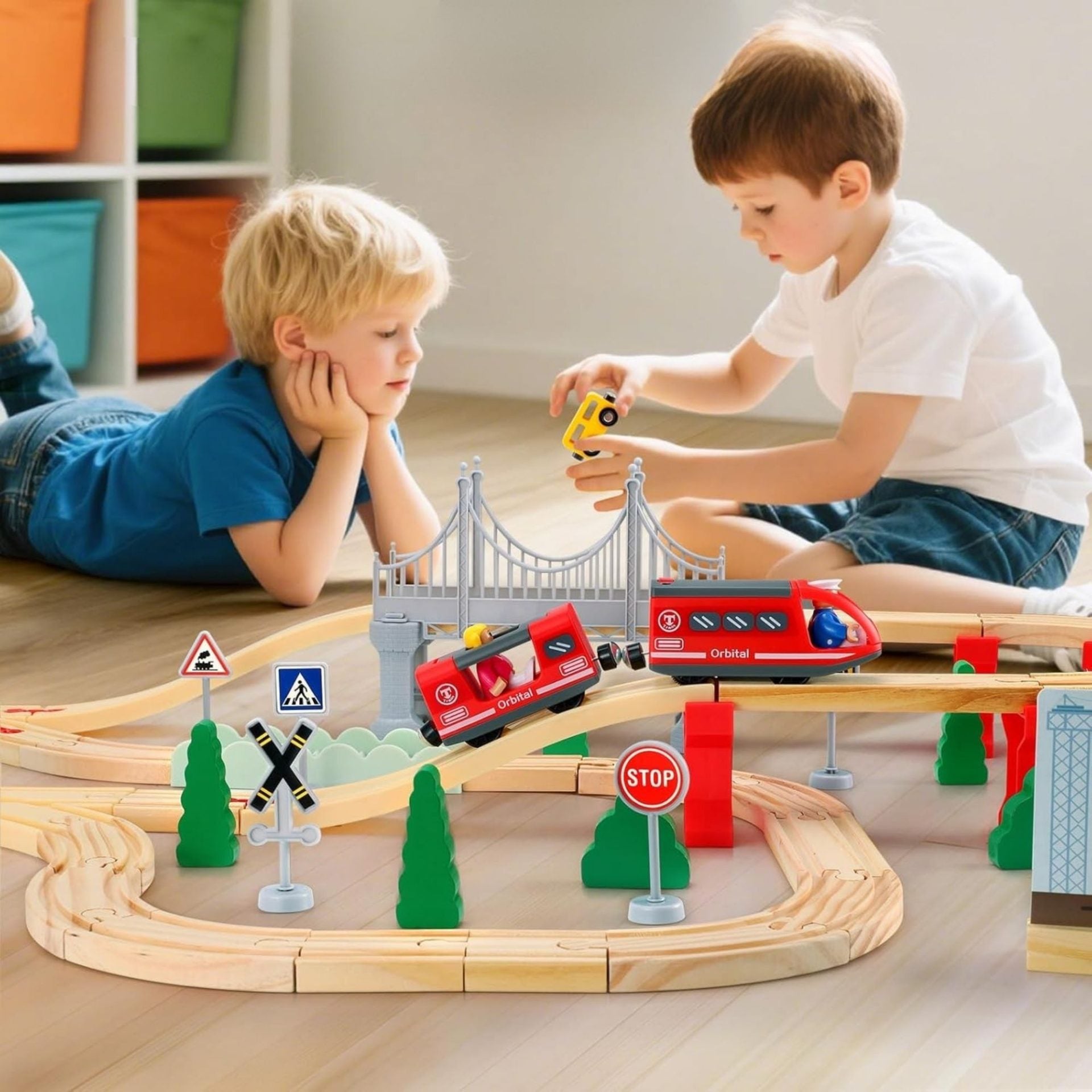 Set Circuit Trenulet din Lemn, Locomotiva Electrica cu Sine de Lemn, 72 Piese, Jucarie Educativa Montessori, Circuit Feroviar cu Pod, Accesorii Oras si Santier, 3 ani+, Multicolor