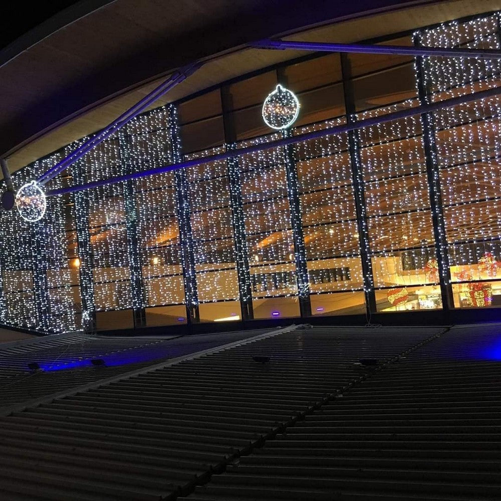 Instalatie Craciun Profesionala de Exterior IP65, Tip Perdea, 10m x 5m, 5000 Led-uri Mari, Alb rece, cu flash, Alimentator si prelungitor 6,5 m, Interconectabila, Fir negru