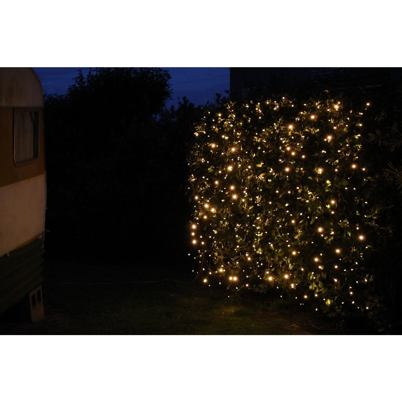 Instalatie Craciun Profesionala de Exterior IP65, Tip Perdea, 2m x 2m, 400 Led-uri Mari, Alb cald, cu flash, Alimentator si prelungitor 6,5 m, Interconectabila, Fir negru