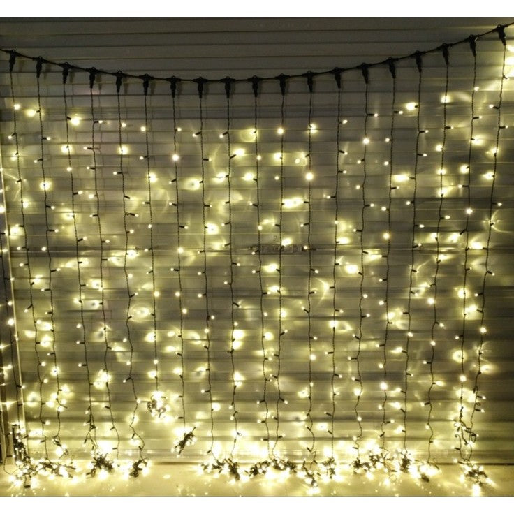 Instalatie Craciun Profesionala de Exterior IP65, Tip Perdea, 8m x 5m, 4000 Led-uri Mari, Alb cald, cu flash, Alimentator 1,5 m, Interconectabila, Fir negru