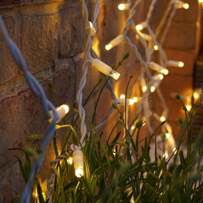 Instalatie Craciun, Tip Perdea, IP44, 6 m x 3 m, 480 LED-uri, Alb Cald, cu 8 jocuri de lumini, 31 V, 9W, Interconectabila, Prelungitor 3 m inclus, Fir transparent, Interior/ Exterior