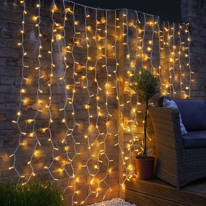 Instalatie Craciun, Tip Perdea, IP44, 9 m x 3 m, 720 LED-uri, Alb Cald, cu 8 jocuri de lumini, 31 V, 9W, Interconectabila, Prelungitor 3 m inclus, Fir transparent, Interior/ Exterior