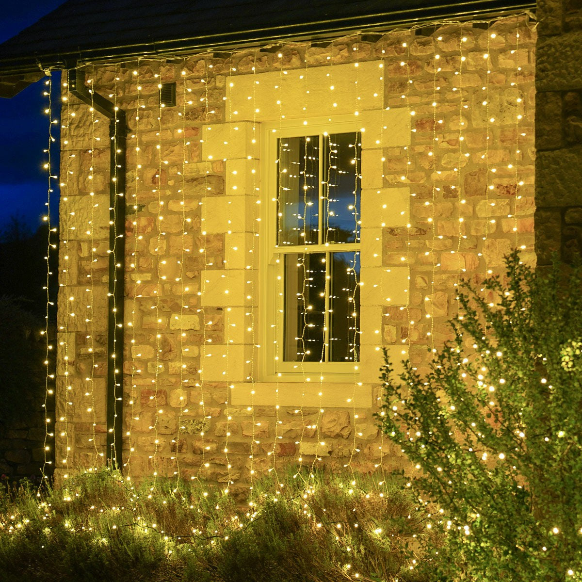 Instalatie Craciun, Tip Perdea, 3 m x 3 m, 320 LED-uri, Prelungitor 1.5 m, 8 Jocuri de Lumini, Interconectabila, Fir transparent, Interior/Exterior, Alb Cald