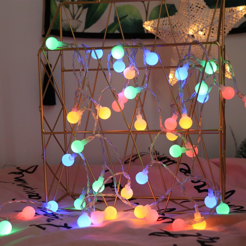 Instalatie sfere brad Craciun 3 metri, 20 LEd-uri, alimentare la retea, fir transparent, multicolora