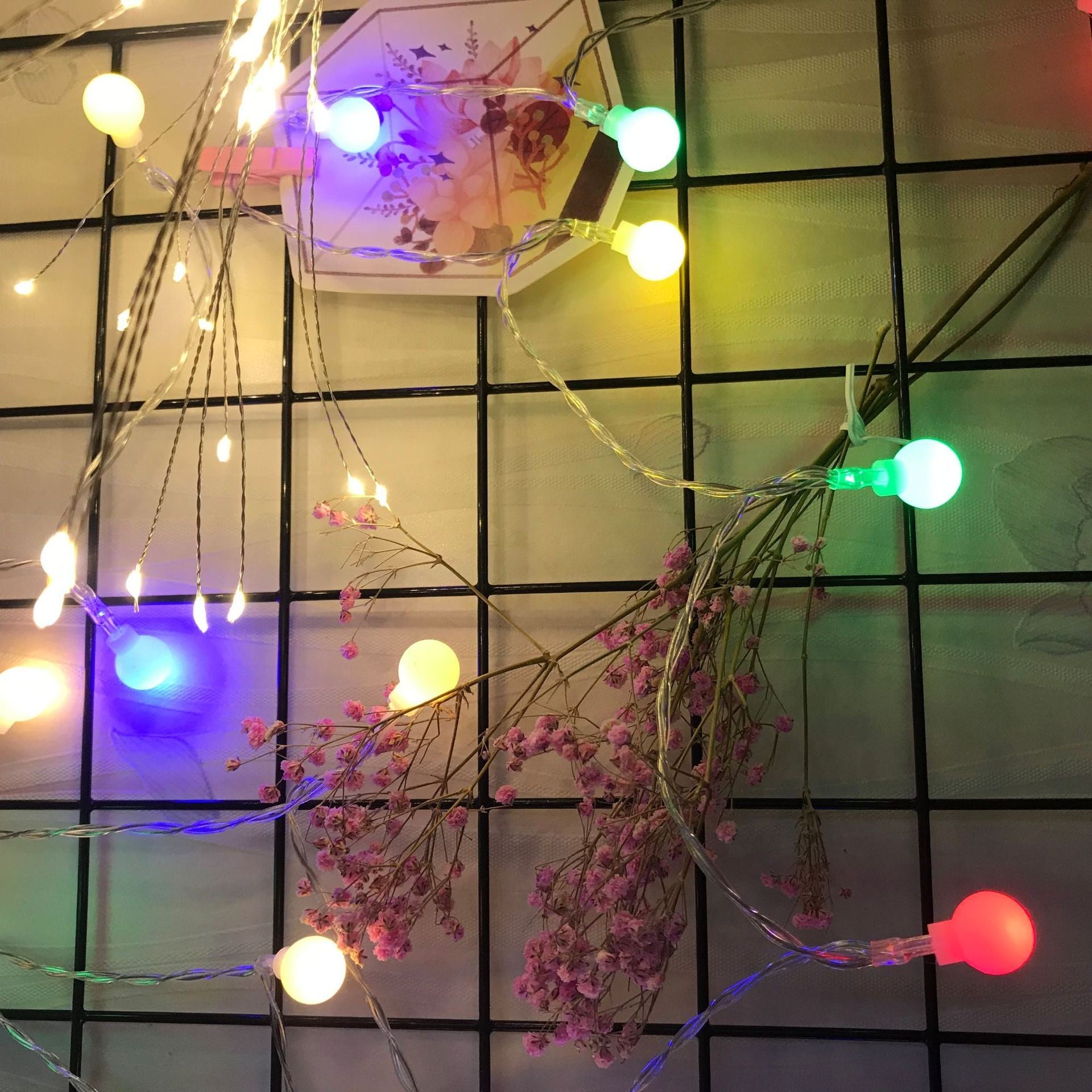 Instalatie sfere brad Craciun 3 metri, 20 LEd-uri, alimentare la retea, fir transparent, multicolora