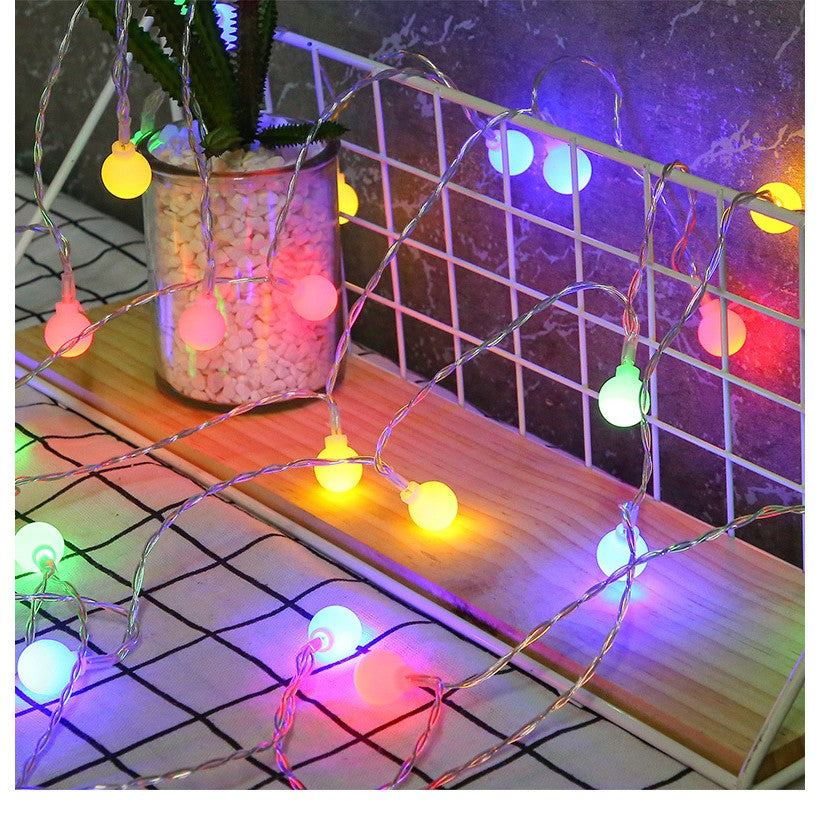 Instalatie sfere brad Craciun 3 metri, 20 LEd-uri, alimentare la retea, fir transparent, multicolora
