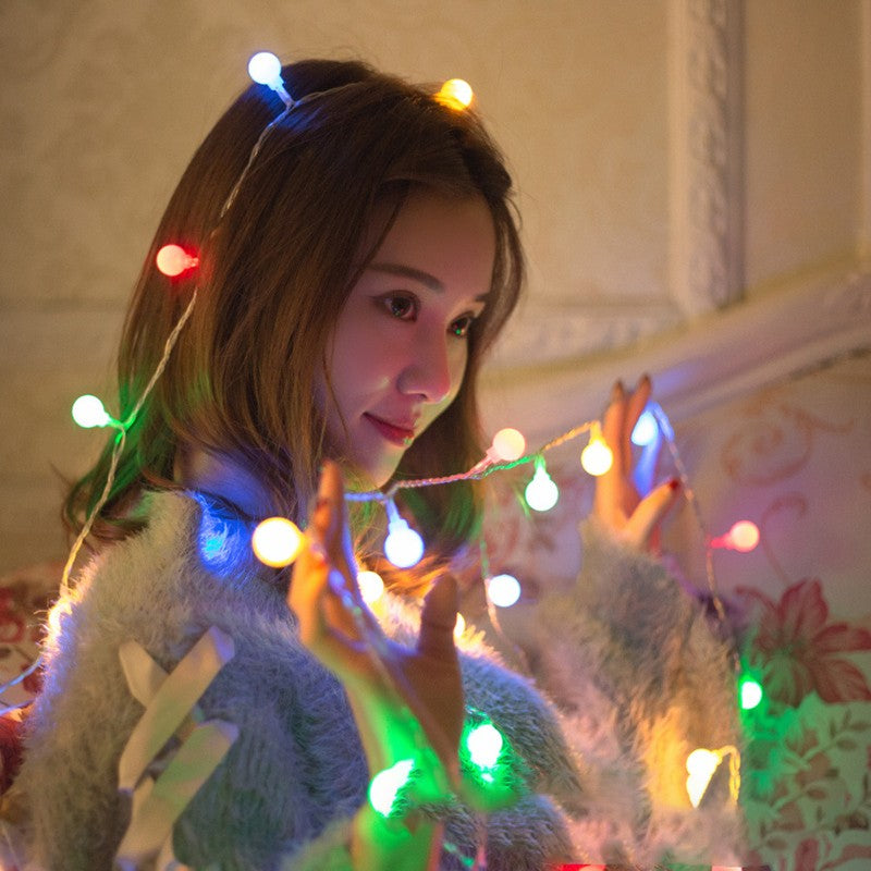 Instalatie sfere brad Craciun 3 metri, 20 LEd-uri, alimentare la retea, fir transparent, multicolora