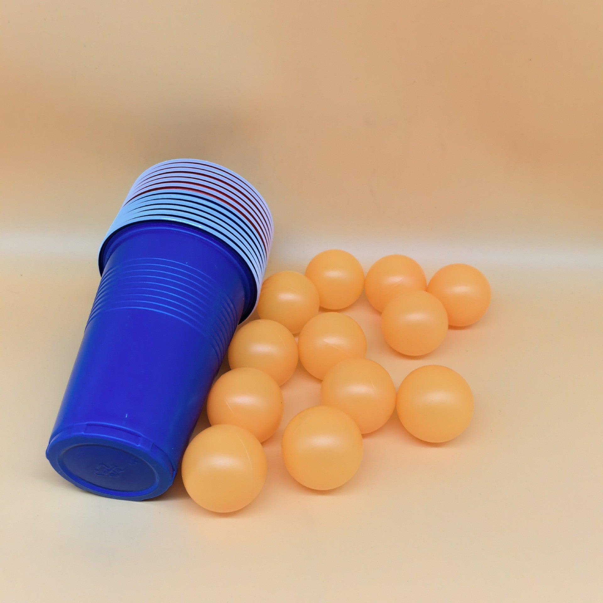 Joc de Baut BEER PONG, Set din 12 Mingi de Tenis si 12 Pahare Reutilizabile, Joc Interactiv pentu Adulti, Albastru Rosu