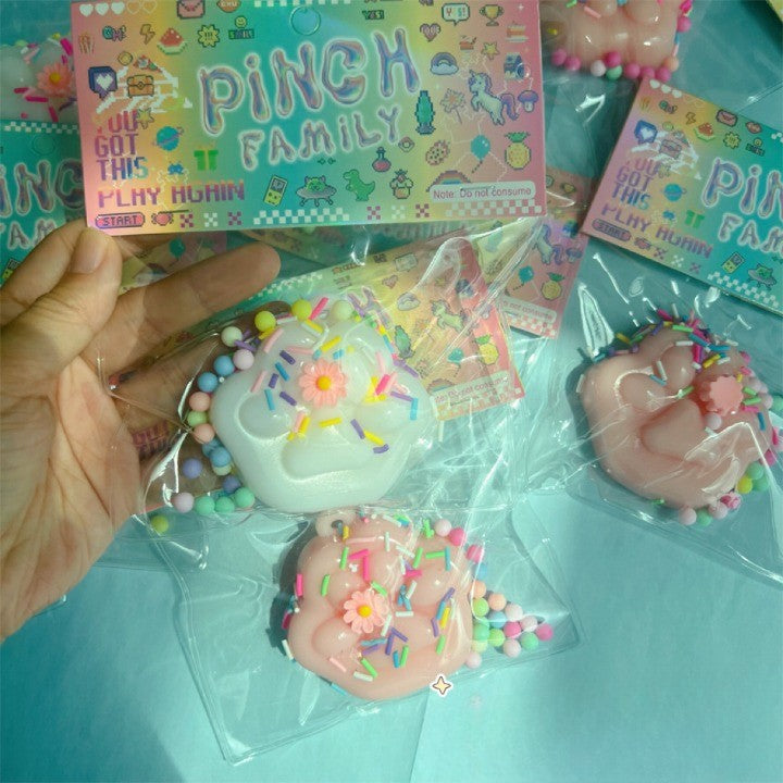 Jucarie Antistres Squishy, cu Revenire Lenta, Squeeze Pinch Family, Model Labuta de Pisica, 6x6 cm, 45g, Ambalaj Transparent, Alb