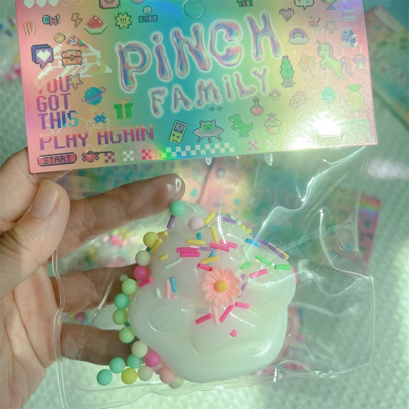 Jucarie Antistres Squishy, cu Revenire Lenta, Squeeze Pinch Family, Model Labuta de Pisica, 6x6 cm, 45g, Ambalaj Transparent, Alb