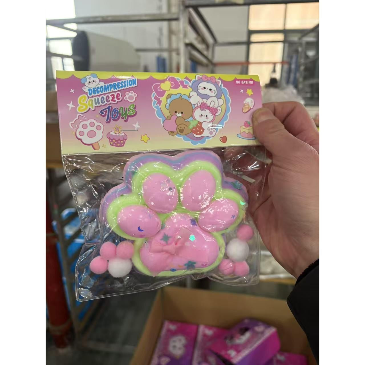 Jucarie Antistres Squishy, cu Revenire Lenta, Model Labuta de Pisica Pufoasa, 12.5x10.5 cm, 220g, Squeeze Pinch Family, Ambalaj Transparent, Roz Curcubeu