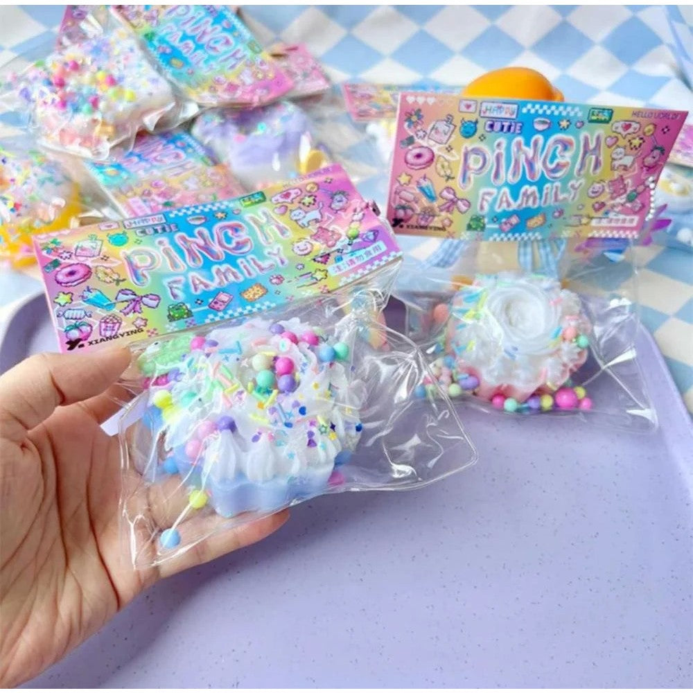 Jucarie Antistres Squishy, cu Revenire Lenta, Squeeze Pinch Family, Model Prajitura, 8x8 cm, 90g, Ambalaj Transparent, Multicolor