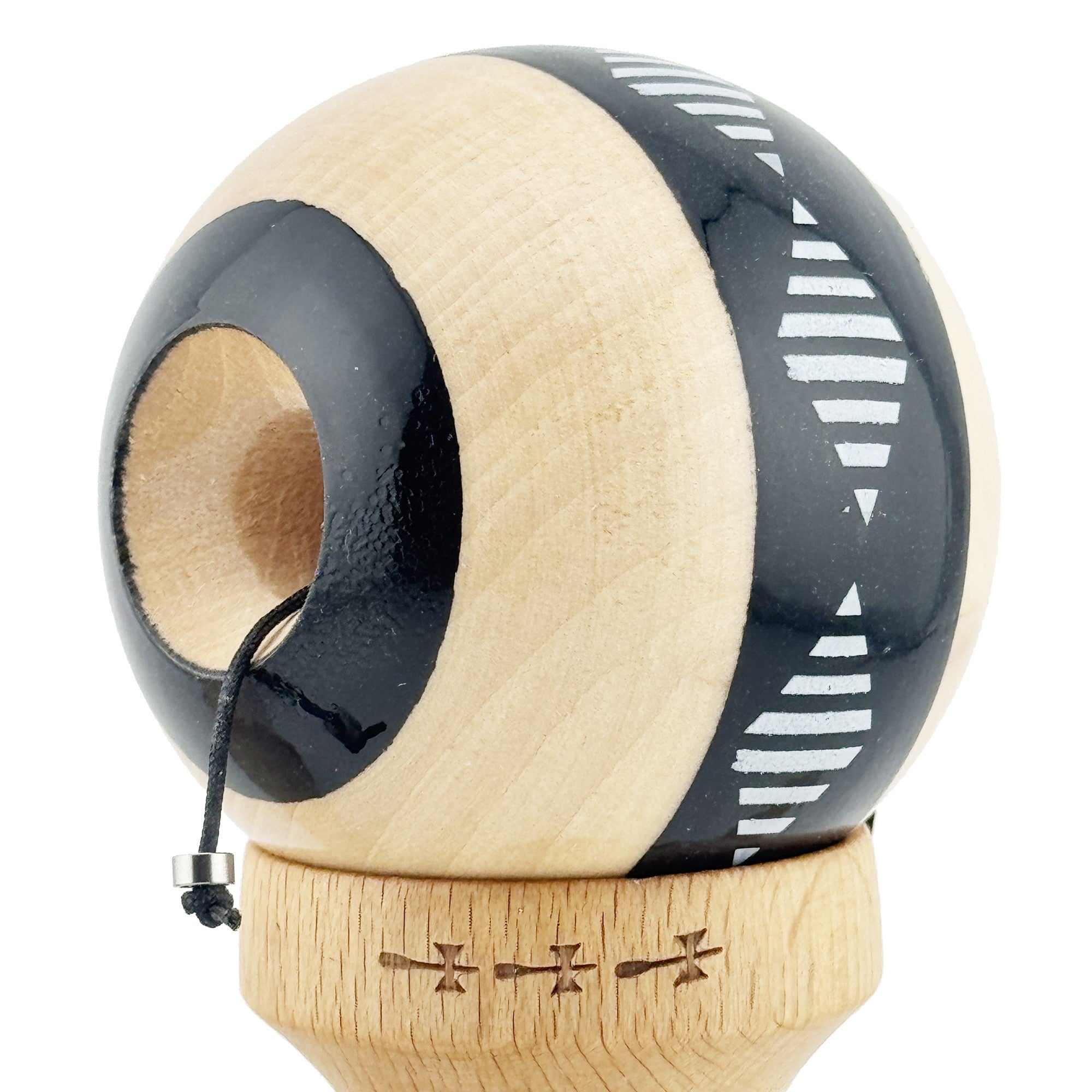Kendama X FREQUENCY Originala, Profesionala, Big Cups V2, Super Sticky cu Cupe Mari, Rulment Metalic, din lemn 18 cm, Ata 55 cm, Negru/Maro
