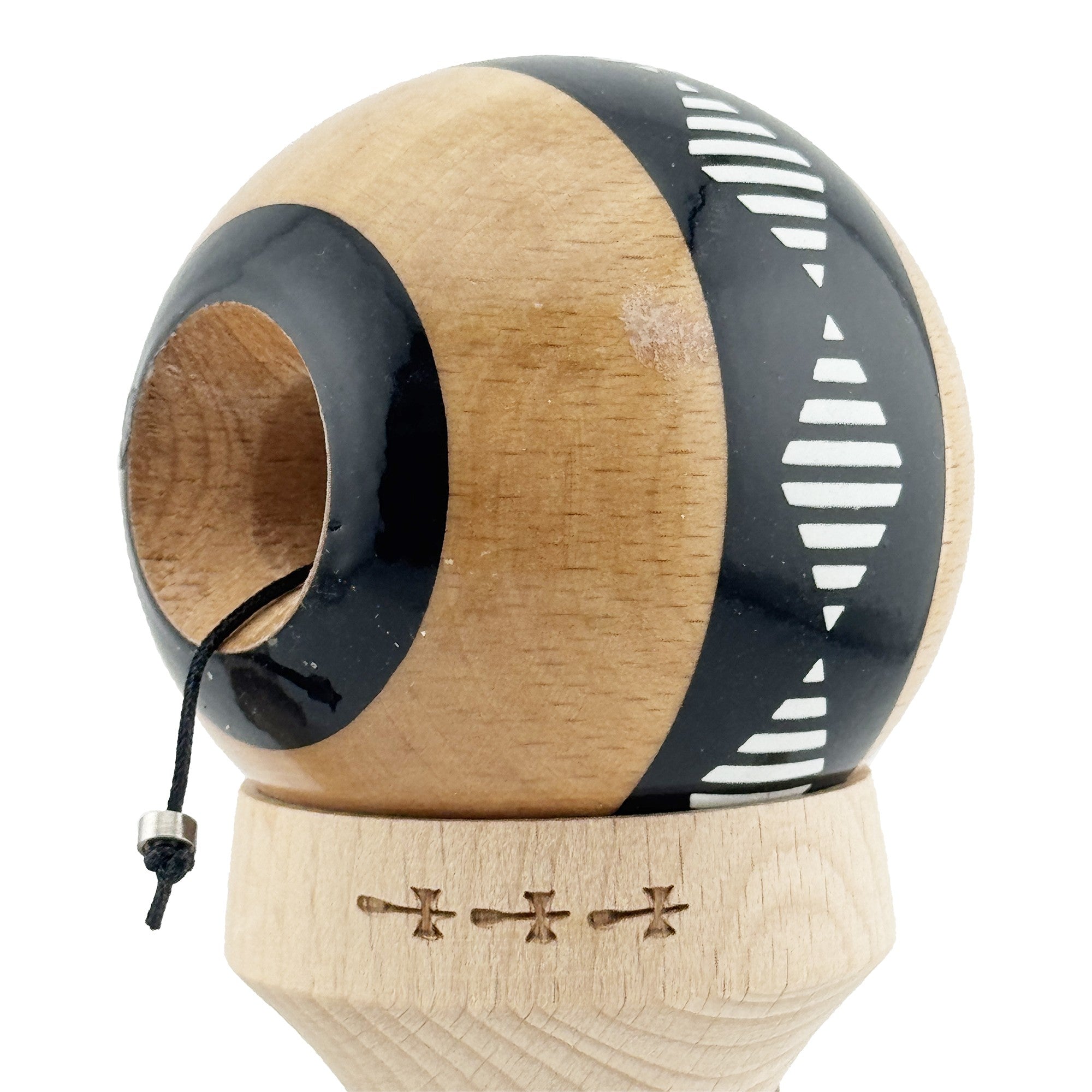 Kendama X Originala FREQUENCY, Profesionala, Cupe Mari KING SIZE V3, Super Sticky, Gaura in Baza, Rulment Metalic, din lemn 18 cm, Ata 62/65 cm, Negru/Maro
