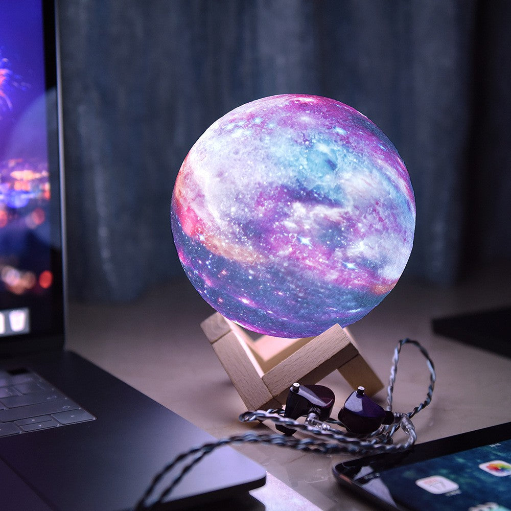 Lampa de veghe in forma de luna cu stele 3D Moon Light 7 culori, alimentare baterii, stand din lemn inclus, 15 cm, Flippy