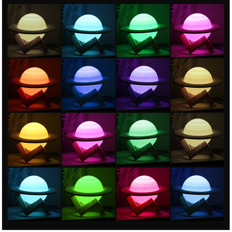 Lampa de veghe cu telecomanda in forma de Saturn 3D Saturn Light 16 culori, alimentare baterii, stand lemn inclus, 15 cm