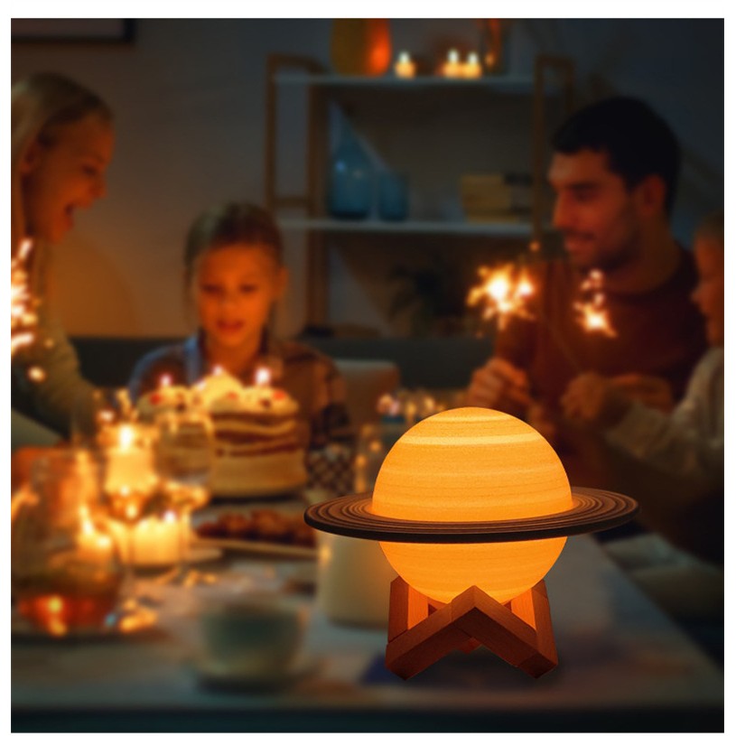 Lampa de veghe cu telecomanda in forma de Saturn 3D Saturn Light 16 culori, alimentare baterii, stand lemn inclus, 15 cm