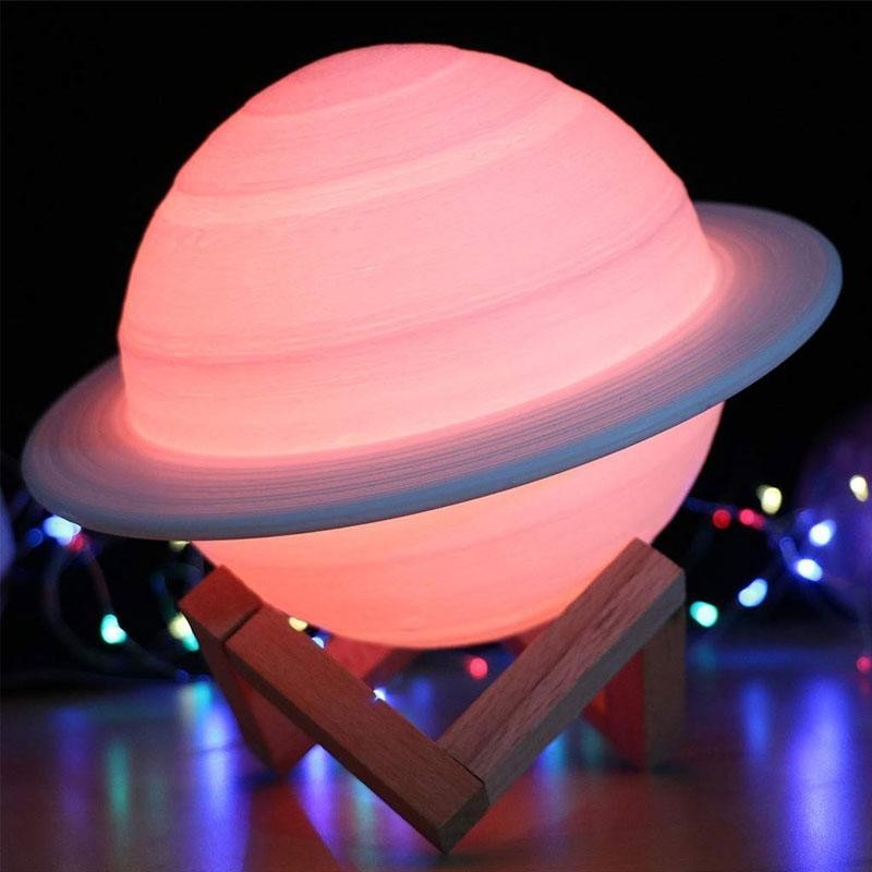 Lampa de veghe cu telecomanda in forma de Saturn 3D Saturn Light 16 culori, alimentare baterii, stand lemn inclus, 15 cm