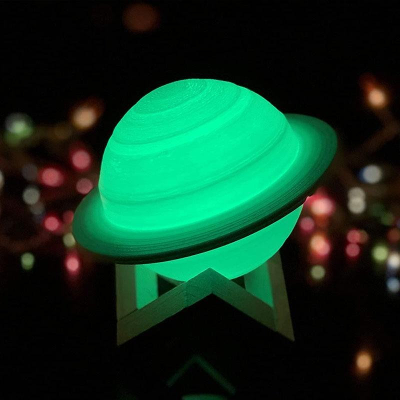 Lampa de veghe cu telecomanda in forma de Saturn 3D Saturn Light 16 culori, alimentare baterii, stand lemn inclus, 15 cm