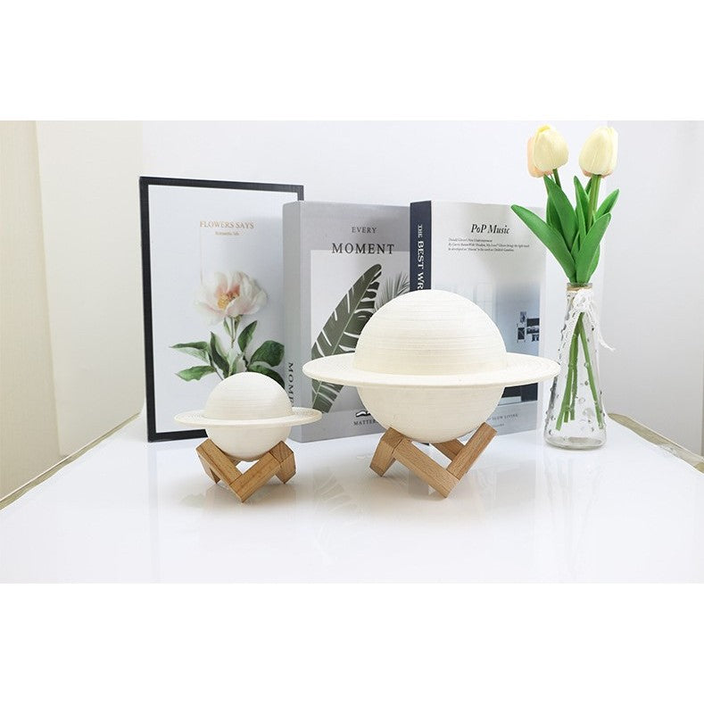 Lampa de veghe cu telecomanda in forma de Saturn 3D Saturn Light 16 culori, alimentare baterii, stand lemn inclus, 15 cm