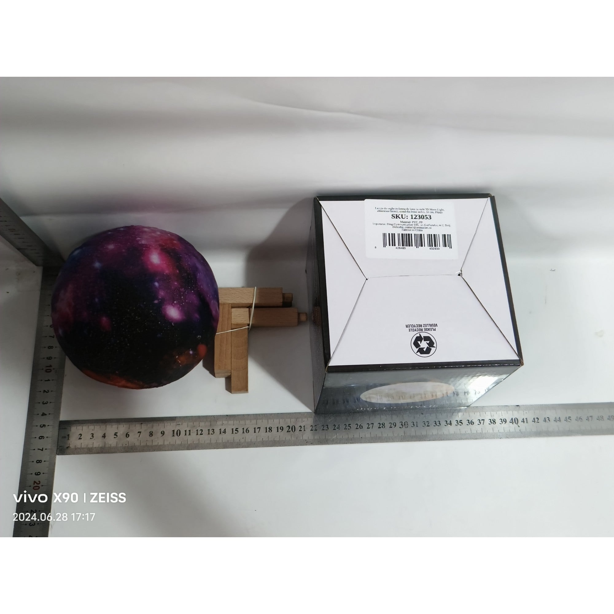 Lampa de veghe in forma de luna cu stele 3D Moon Light, alimentare baterii, stand din lemn inclus, 14 cm