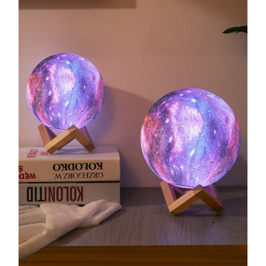 Lampa de veghe in forma de luna cu stele 3D Moon Light, alimentare baterii, stand din lemn inclus, 14 cm