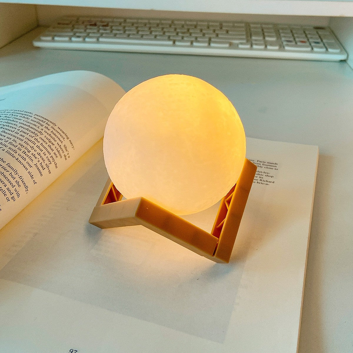 Lampa de veghe luna 3D Moon Light, lumina LED alb cald, alimentare baterii, fara acumulator, stand din plastic inclus, ø 10 cm