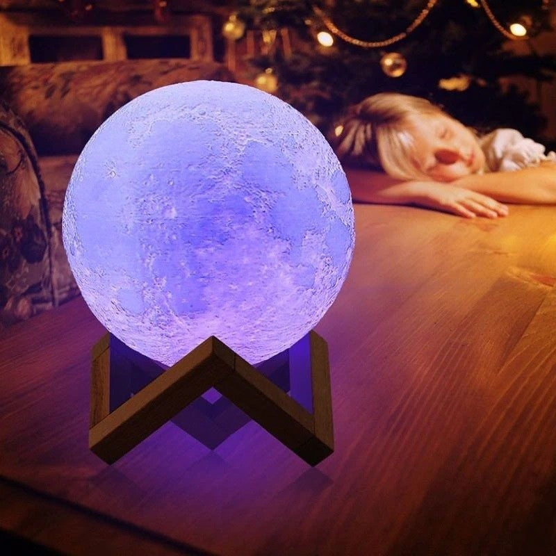 Lampa de veghe luna 3D Moon Light, lumina multicolora cu LED, 7 culori,schimbare culoare prin atingere, alimentare baterii, fara acumulator, stand din plastic inclus, 15 cm