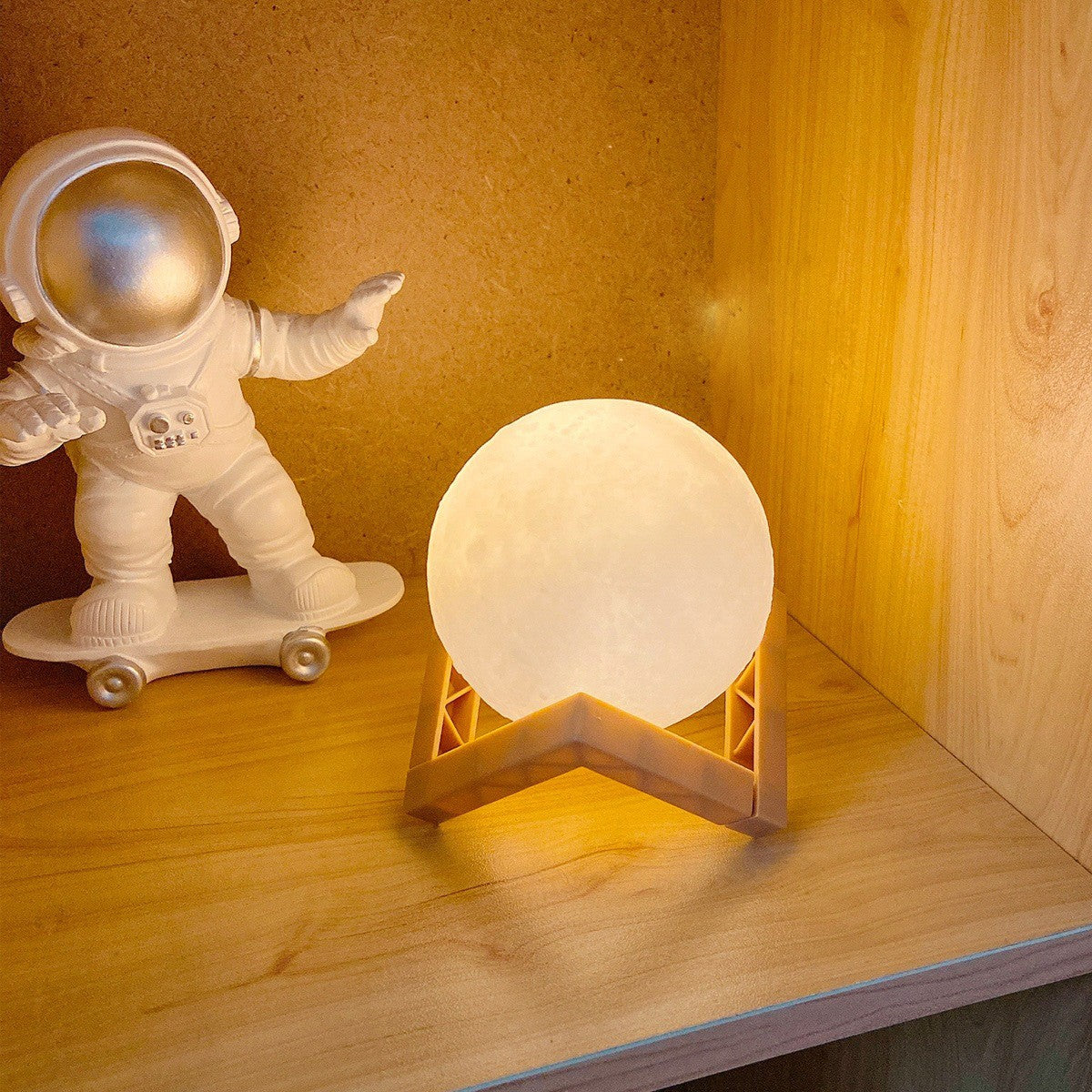Lampa de veghe luna3D Moon Light, lumina LED alb cald, alimentare baterii, stand din plastic, 18 cm
