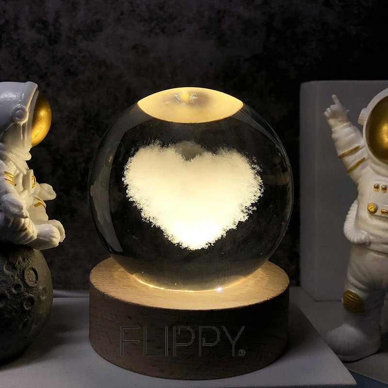 Lampa LED Decorativa, Bila de Cristal cu Diametru 6cm, Model Inima 3D, Alimentare USB, Suport din Lemn, Lumina Alb Cald