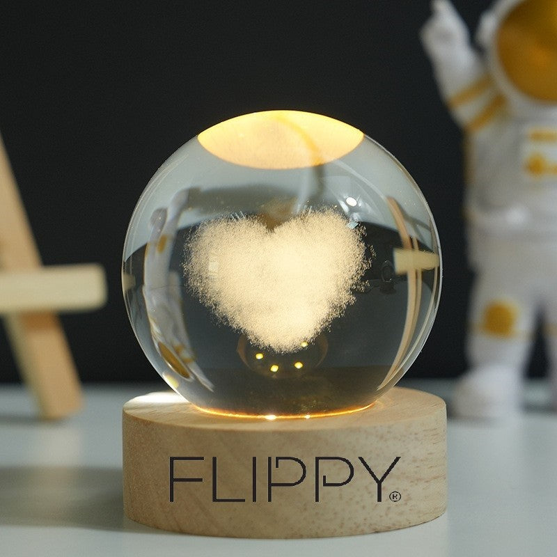 Lampa LED Decorativa, Bila de Cristal cu Diametru 6cm, Model Inima 3D, Alimentare USB, Suport din Lemn, Lumina Alb Cald
