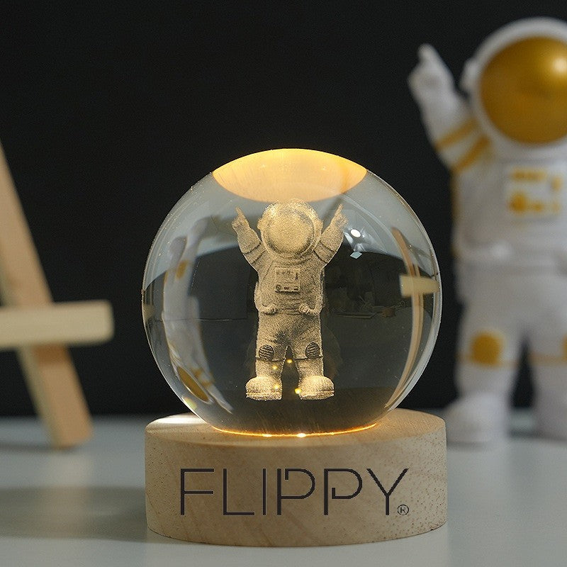 Lampa LED Decorativa, cu Bila de Cristal cu Diametru 6cm, Model Astronaut 3D, Alimentare USB, Suport din Lemn, Lumina Alb Cald