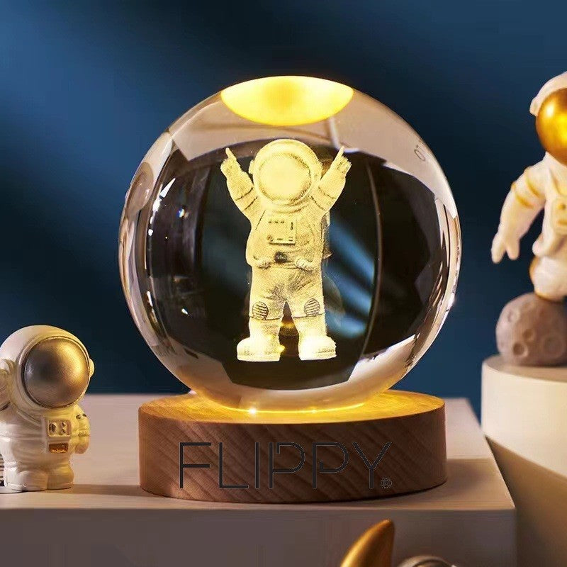 Lampa LED Decorativa, cu Bila de Cristal cu Diametru 6cm, Model Astronaut 3D, Alimentare USB, Suport din Lemn, Lumina Alb Cald