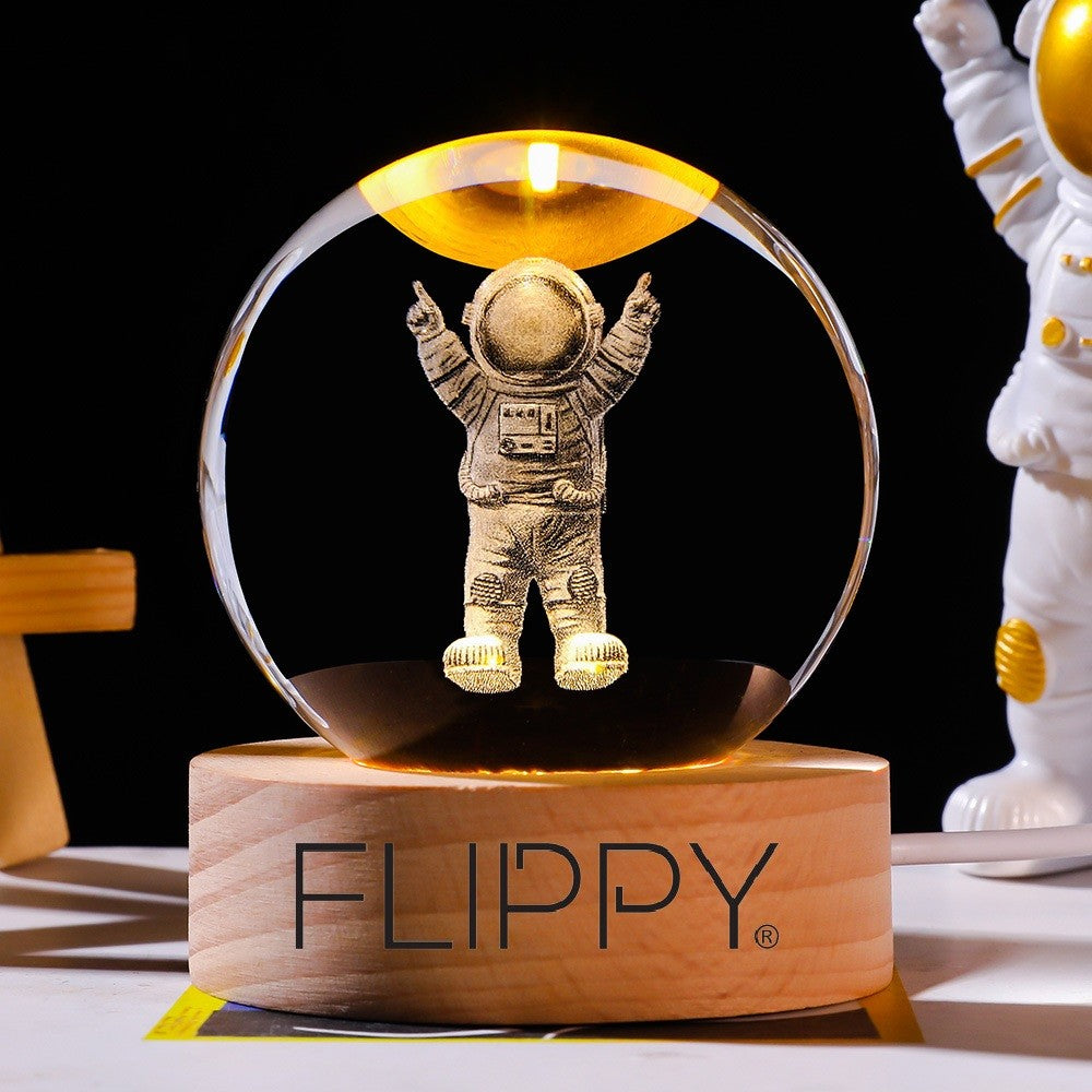 Lampa LED Decorativa, cu Bila de Cristal cu Diametru 6cm, Model Astronaut 3D, Alimentare USB, Suport din Lemn, Lumina Alb Cald