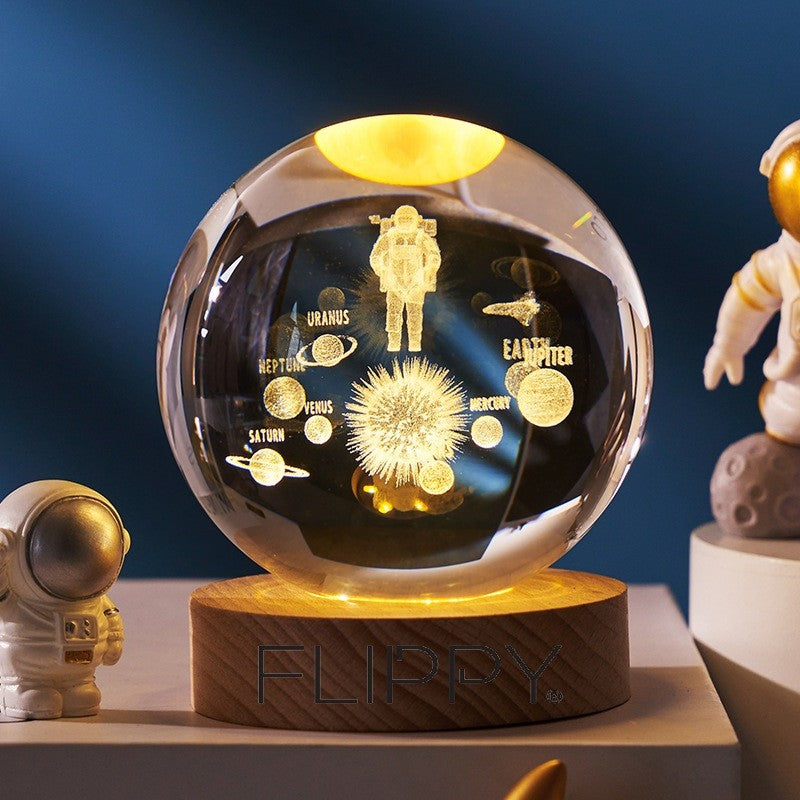 Lampa LED Decorativa, cu Bila de Cristal cu Diametru 6cm, Model Astronaut in Galaxie 3D, Alimentare USB, Suport din Lemn, Lumina Alb Cald