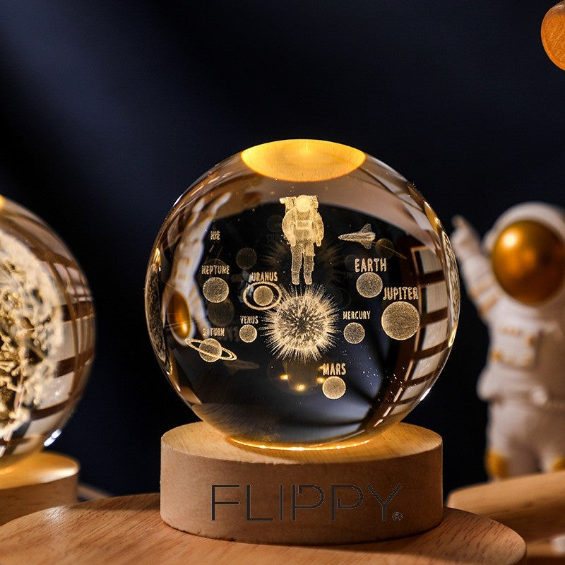Lampa LED Decorativa, cu Bila de Cristal cu Diametru 6cm, Model Astronaut in Galaxie 3D, Alimentare USB, Suport din Lemn, Lumina Alb Cald