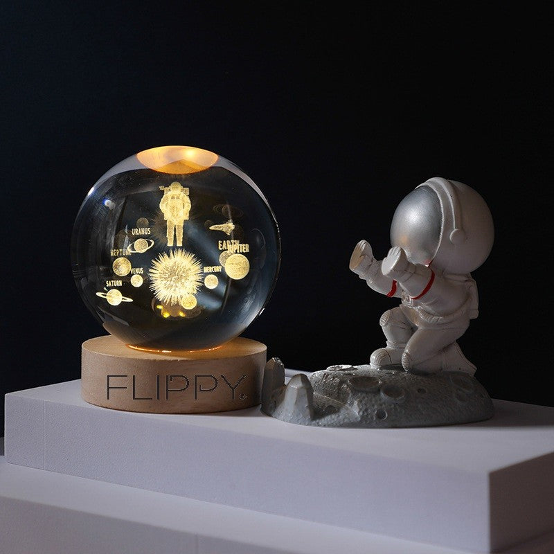 Lampa LED Decorativa, cu Bila de Cristal cu Diametru 6cm, Model Astronaut in Galaxie 3D, Alimentare USB, Suport din Lemn, Lumina Alb Cald