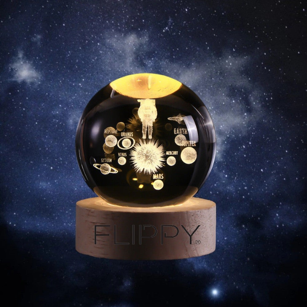 Lampa LED Decorativa, cu Bila de Cristal cu Diametru 6cm, Model Astronaut in Galaxie 3D, Alimentare USB, Suport din Lemn, Lumina Alb Cald