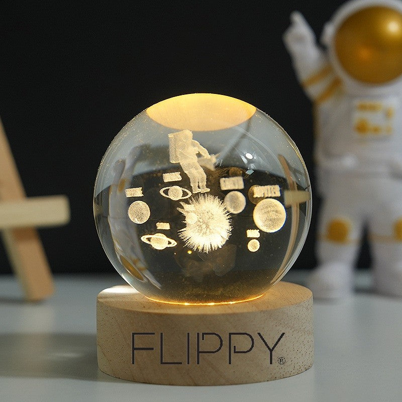 Lampa LED Decorativa, cu Bila de Cristal cu Diametru 6cm, Model Astronaut in Galaxie 3D, Alimentare USB, Suport din Lemn, Lumina Alb Cald
