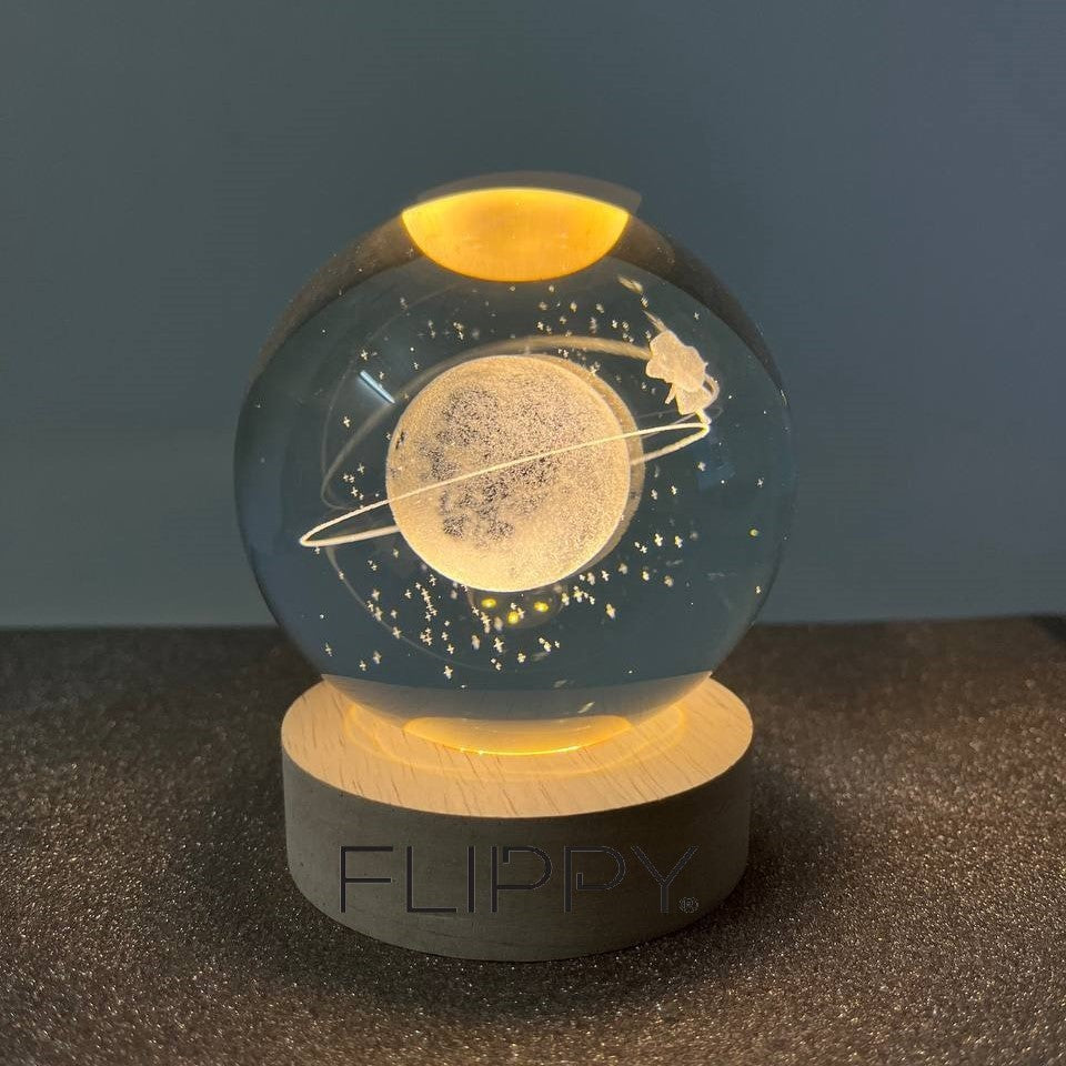 Lampa LED Decorativa, cu Bila de Cristal cu Diametru 6cm, Model Cer Instelat 3D, Alimentare USB, Suport din Lemn, Lumina Alb Cald
